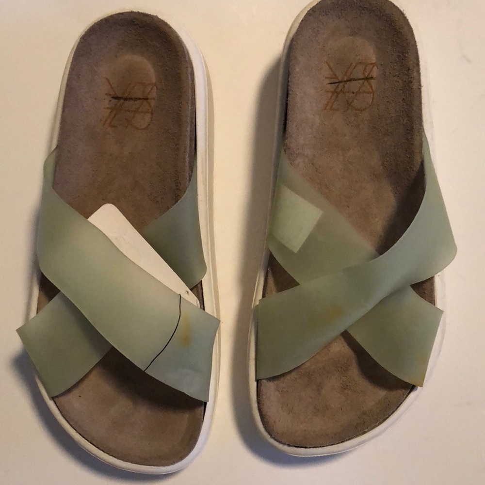 Yes sandal green with white heel sz6/ euro 36